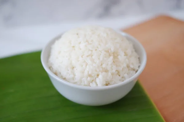 Gekochter Reis Einer Weißen Schüssel Auf Einem Holzbrett Selektiver Fokus — Stockfoto