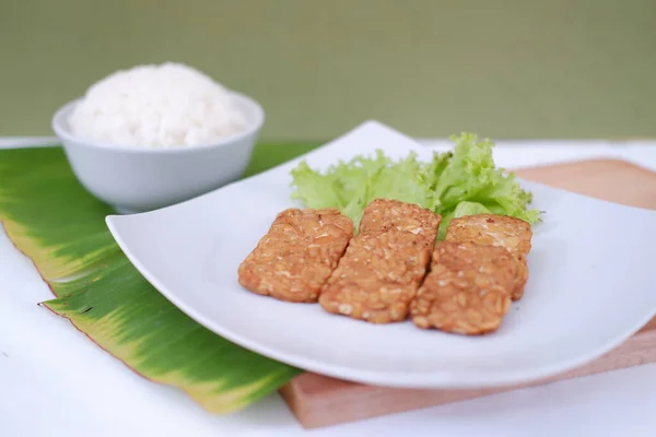 Gebratener Tofu Mit Reis Auf Weißem Teller Und Grünem Blatthintergrund — Stockfoto