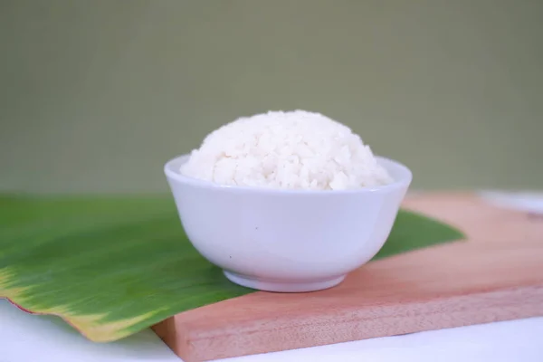在木板上的白碗里做米饭 有选择的重点 — 图库照片