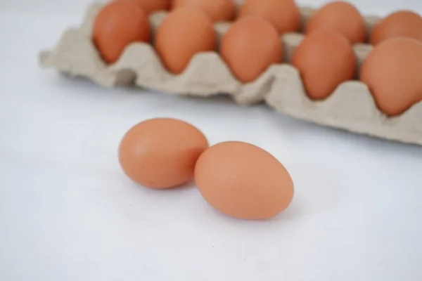 Eieren Een Kartonnen Doos Een Witte Achtergrond — Stockfoto