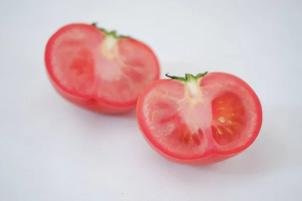 Rajčata Bílém Pozadí Plátky Rajčat — Stock fotografie