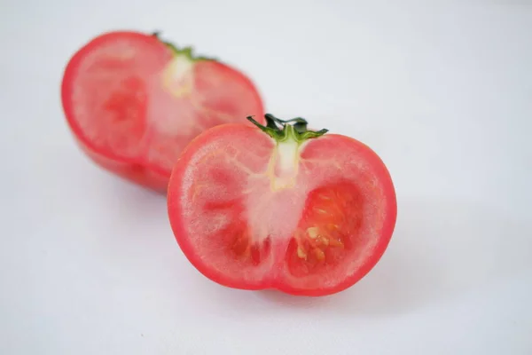 白い背景にあるトマト トマトのスライス — ストック写真