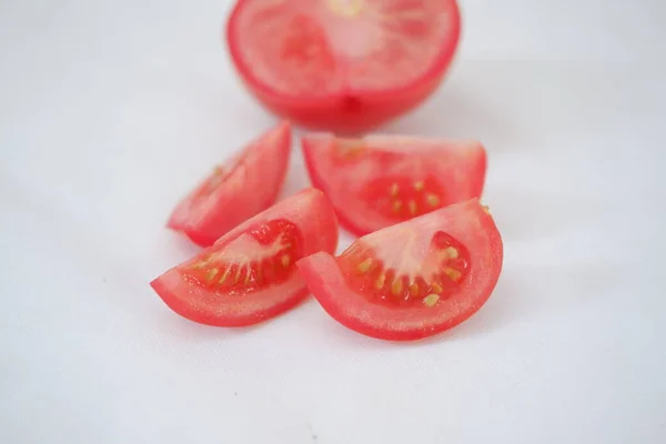 背景为白色的西红柿 蕃茄片 — 图库照片