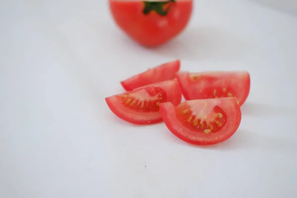 Ντομάτες Λευκό Φόντο Τεμαχισμένες Ντομάτες — Φωτογραφία Αρχείου