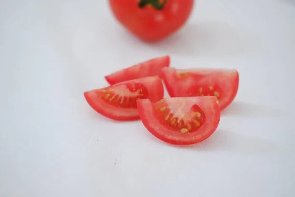 白い背景にあるトマト トマトのスライス — ストック写真