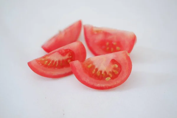 Rajčata Bílém Pozadí Plátky Rajčat — Stock fotografie