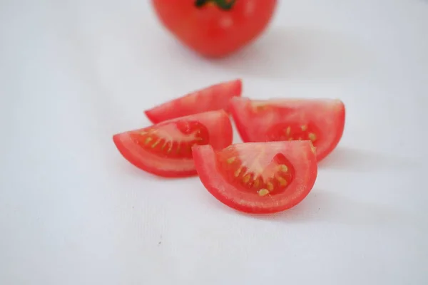 Tomates Sobre Fondo Blanco Rebanadas Tomates —  Fotos de Stock