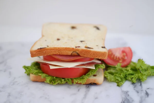 ハムとサンドイッチ チーズ トマトとレタスケールの背景 — ストック写真