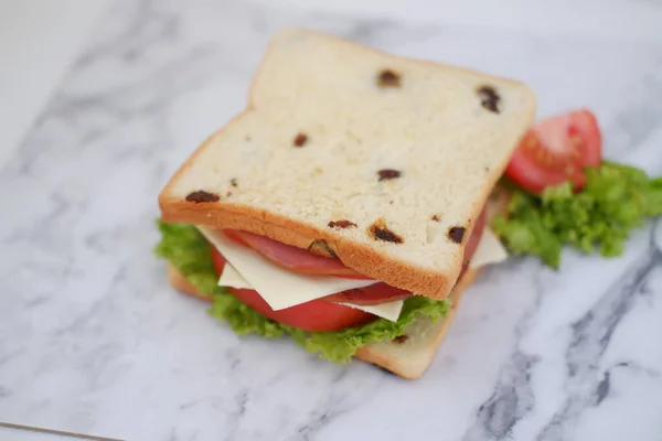 Sandwich Mit Schinken Käse Tomaten Und Salat Hintergrund — Stockfoto