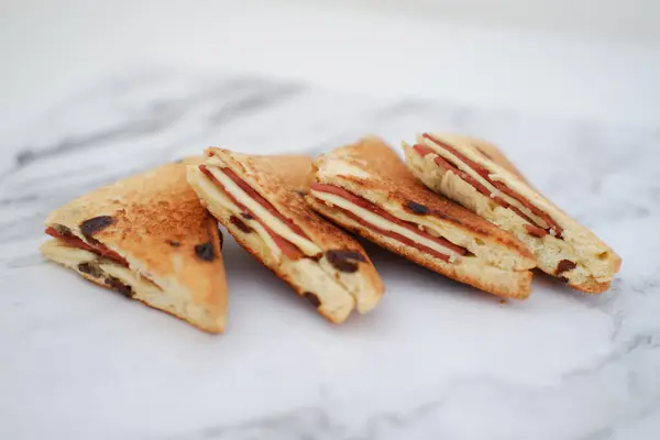 Sandwich Dengan Ham Keju Dan Latar Belakang Kismis — Stok Foto