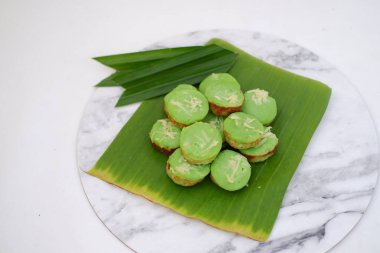 Pandan aromalı kek ve güzel yeşil yapraklar.