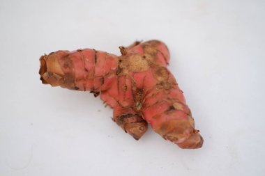 Beyaz arkaplan kesiminde taze zencefil kökü veya rizom izole edildi