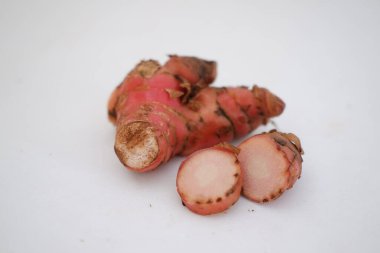 Beyaz arkaplan kesiminde taze zencefil kökü veya rizom izole edildi