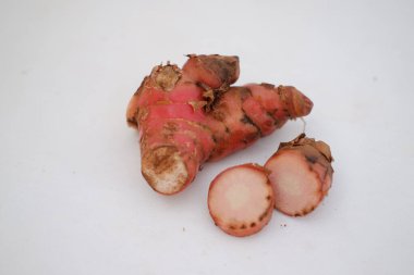 Beyaz arkaplan kesiminde taze zencefil kökü veya rizom izole edildi