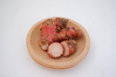 Beyaz arkaplan kesiminde taze zencefil kökü veya rizom izole edildi