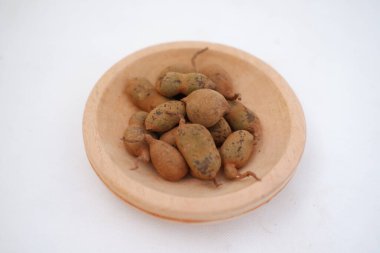 Nutmeg beyaz arkaplanda izole edildi. Kapat