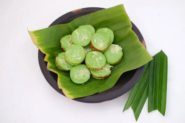 Пандовый Ароматный Торт Красивыми Зелеными Листьями — стоковое фото