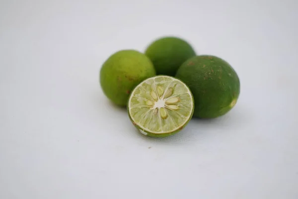Calce Verde Con Taglio Metà Fette Isolate Fondo Bianco — Foto Stock