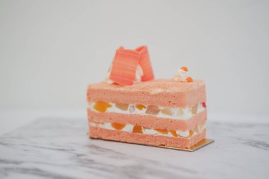 Beyaz mermer arka planda bir dilim kek. Seçici odak.