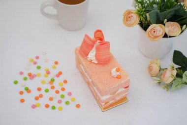 Beyaz arka planda bir parça kek ve çay, stok fotoğrafı.