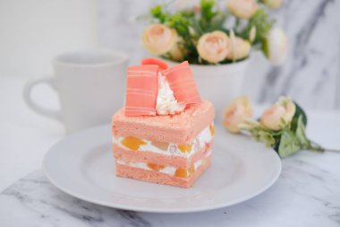 Beyaz arka planda bir parça kek ve çay, stok fotoğrafı.