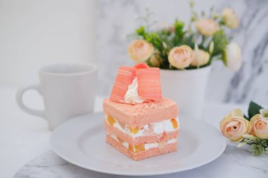 Beyaz arka planda bir parça kek ve çay, stok fotoğrafı.