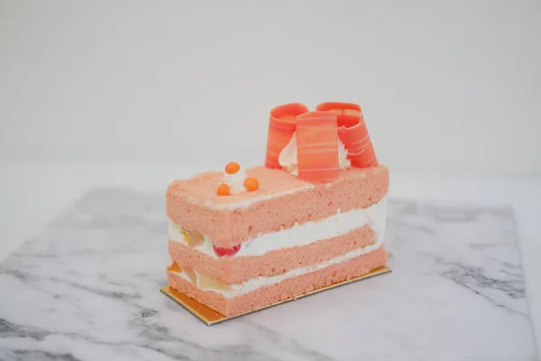 白い大理石の背景にケーキのスライス 選択的なフォーカス — ストック写真
