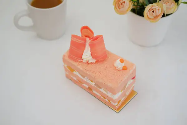 白い背景にケーキと紅茶のカップ ストックフォト — ストック写真