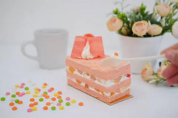 Stück Kuchen Und Tasse Tee Auf Weißem Hintergrund Archivbild — Stockfoto
