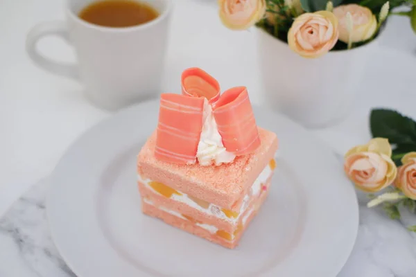 Stück Kuchen Und Tasse Tee Auf Weißem Hintergrund Archivbild — Stockfoto