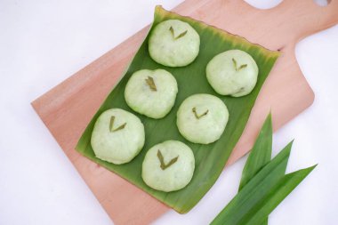 Tayland tatlısı, ahşap tabakta buharda pişirilmiş pirinç keki.