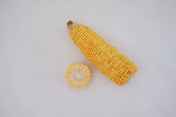 Mais Auf Dem Maiskolben Und Maiskörner Auf Einem Weißen Teller — Stockfoto