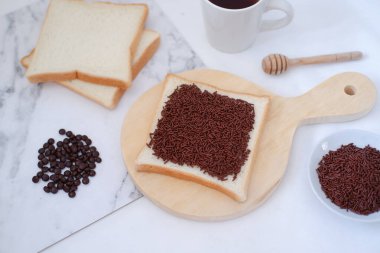 Tahtada çikolatalı sandviç ve kahve, stok fotoğrafı.