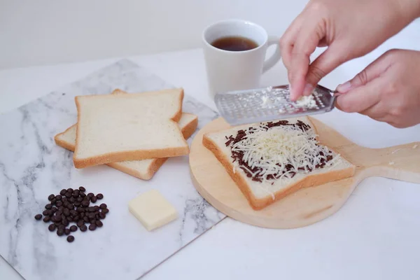 Mani Donna Che Fanno Toast Con Burro Cioccolato Sfondo Bianco — Foto Stock