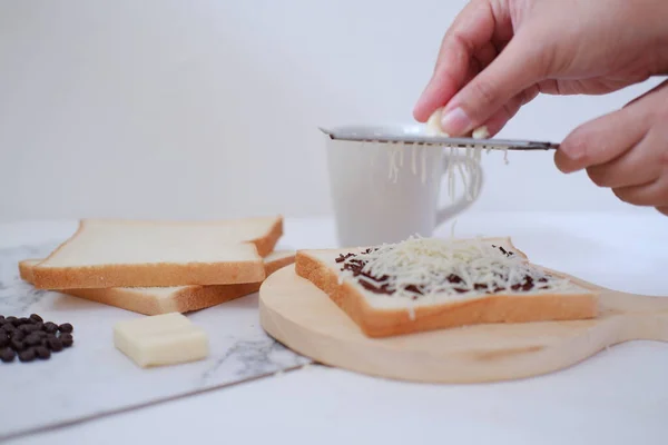 Mani Donna Che Fanno Toast Con Burro Cioccolato Sfondo Bianco — Foto Stock