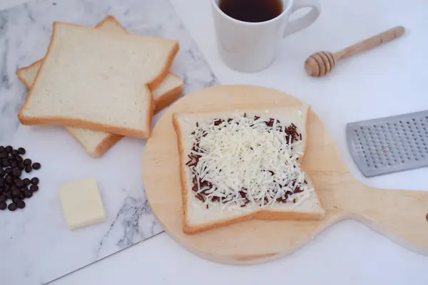 奶酪和面包放在白色大理石桌上 — 图库照片