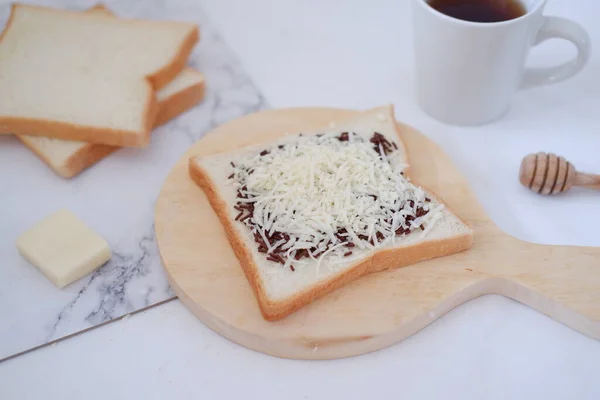 ホワイトマーブルテーブルのコーヒー チーズ パンと朝食 — ストック写真