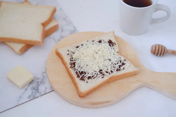 Πρωινό Καφέ Τυρί Και Ψωμί Λευκό Μαρμάρινο Τραπέζι — Φωτογραφία Αρχείου