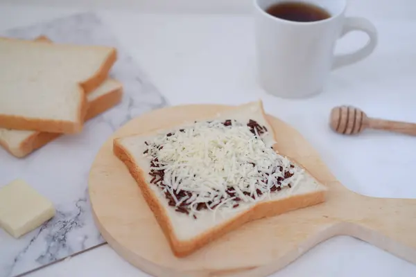 Πρωινό Καφέ Τυρί Και Ψωμί Λευκό Μαρμάρινο Τραπέζι — Φωτογραφία Αρχείου