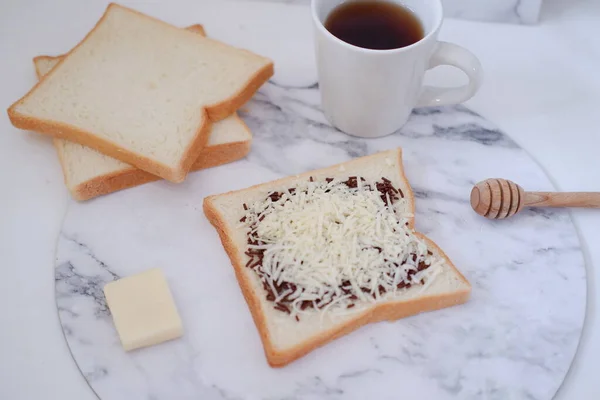 Frühstück Mit Kaffee Käse Und Brot Auf Weißem Marmortisch — Stockfoto