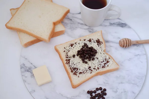 Frühstück Mit Kaffee Und Toast Auf Weißem Marmortisch Archivbild — Stockfoto