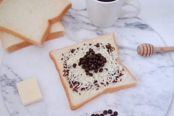 Frühstück Mit Kaffee Und Toast Auf Weißem Marmortisch Archivbild — Stockfoto