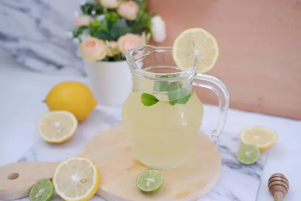 Limonata Con Limone Fresco Foglie Menta Sfondo Bianco — Foto Stock
