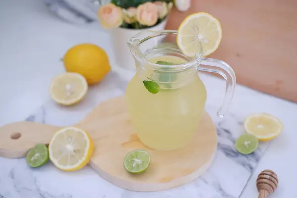 Limonade Mit Frischen Zitronen Und Minzblättern Auf Weißem Hintergrund — Stockfoto