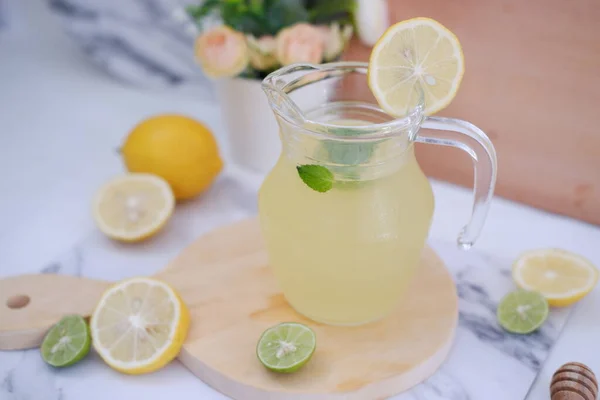 배경에 신선한 레몬과 레모네이드 — 스톡 사진