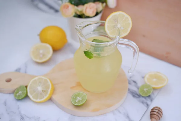 Лимонад Свіжим Листя Лимона Яти Білому Тлі — стокове фото