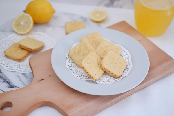 Cracker Croccanti Succo Limone Uno Sfondo Bianco — Foto Stock