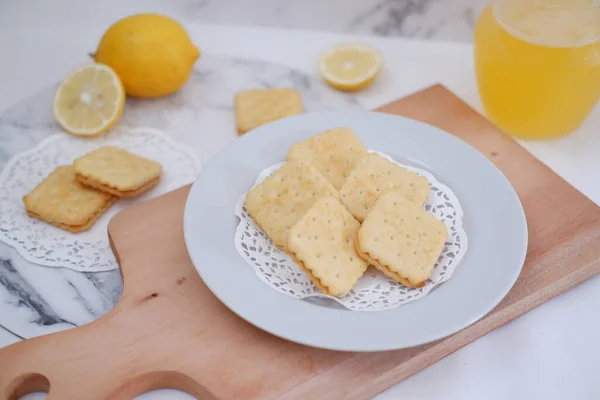 Knusprige Cracker Und Zitronensaft Auf Weißem Hintergrund — Stockfoto