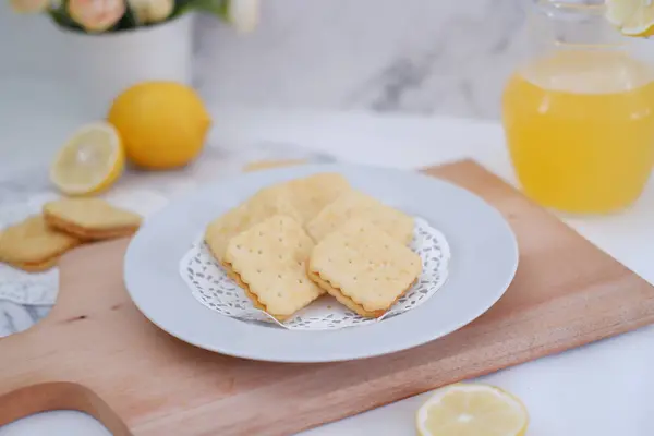 Cracker Croccanti Succo Limone Uno Sfondo Bianco — Foto Stock