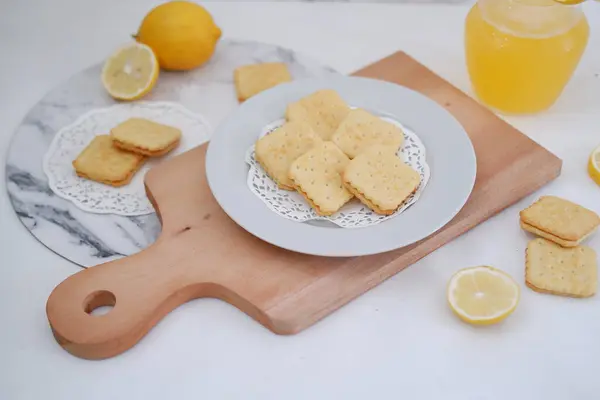 Crispy Crackers Lemon Juice White Background — Stock Photo, Image